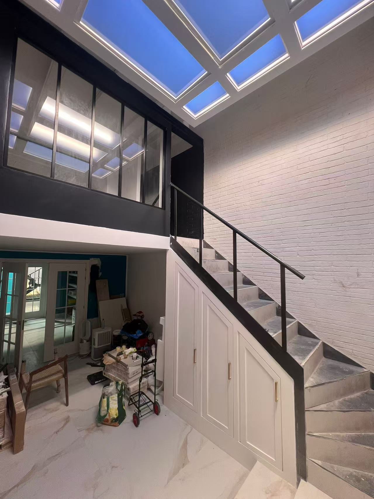 Blog công ty mới nhất về Cách Đèn Trần Nhân Tạo Biến Đổi Không Gian Trong Nhà Không Cửa Sổ