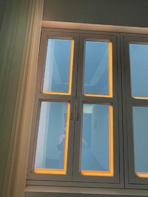 Đèn cửa sổ giả thông minh CRI 95 gắn tường L1332*W781*H66mm Điều khiển bằng Ứng dụng và Điều khiển từ xa để có không gian tự nhiên